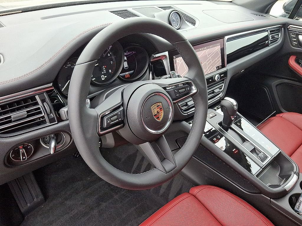 Used 2025 Porsche Macan image 4
