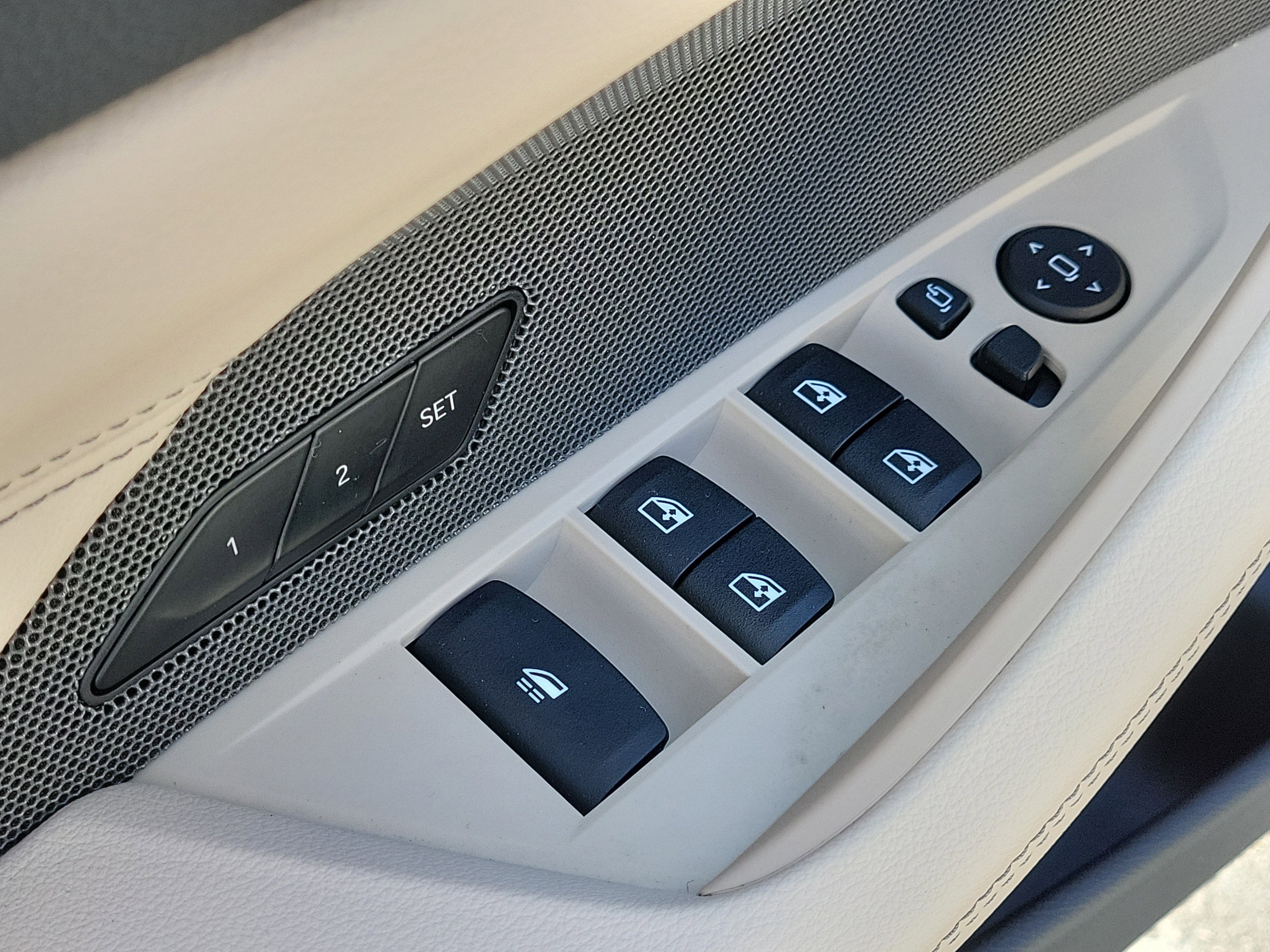 Used 2024 BMW M440i Convertible w/ Premium Package image 17