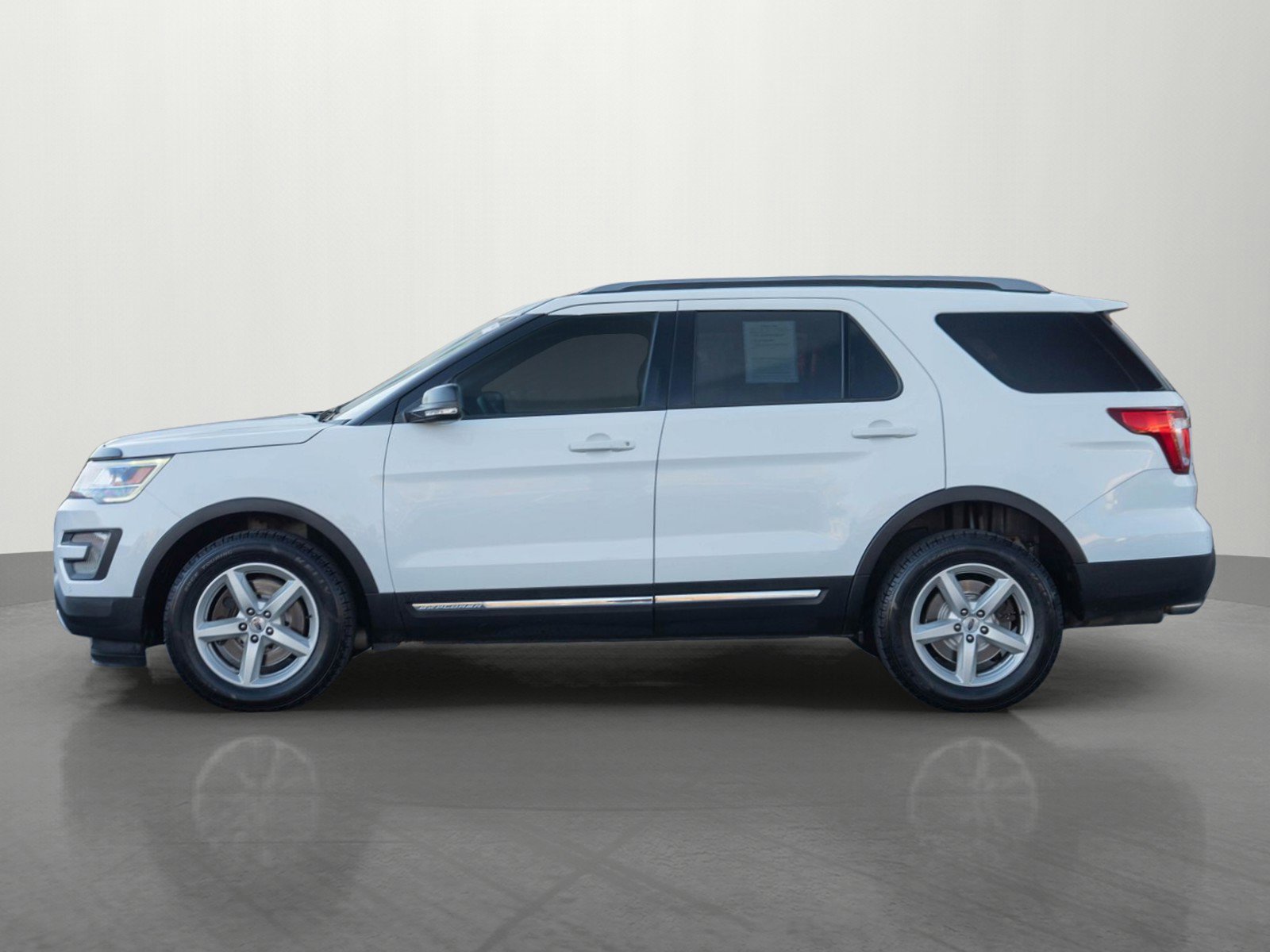 Used 2017 Ford Explorer XLT w/ Equipment Group 202A image 4