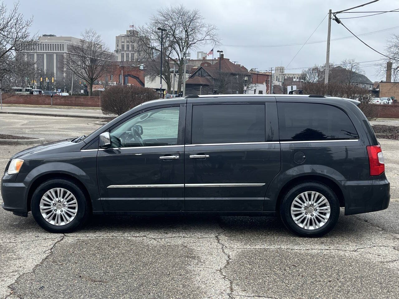 Used 2012 Chrysler Town & Country Limited w/ Luxury Group FWD image 7