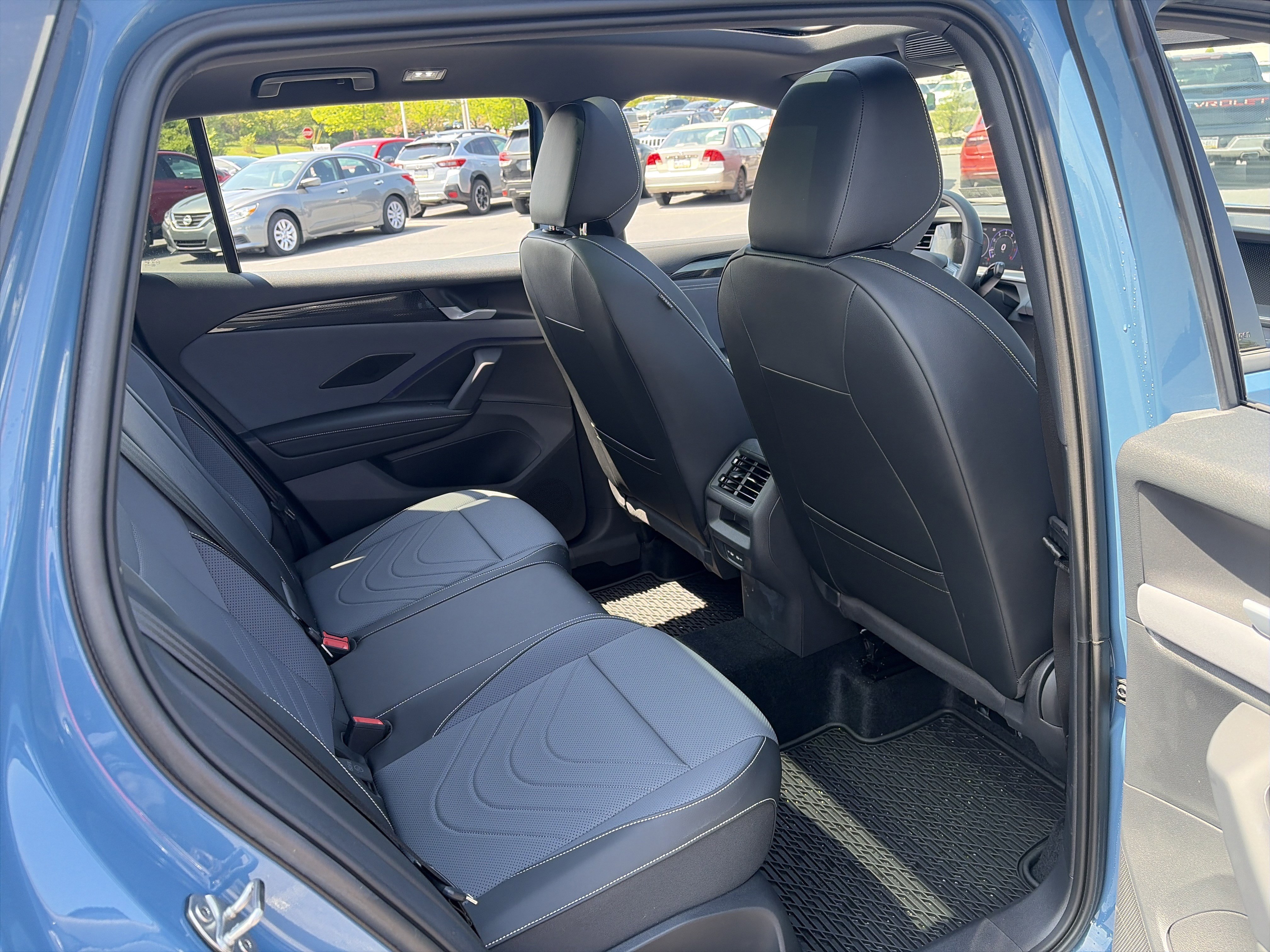 Used 2025 Volkswagen Tiguan SE R-Line AWD/4WD image 35