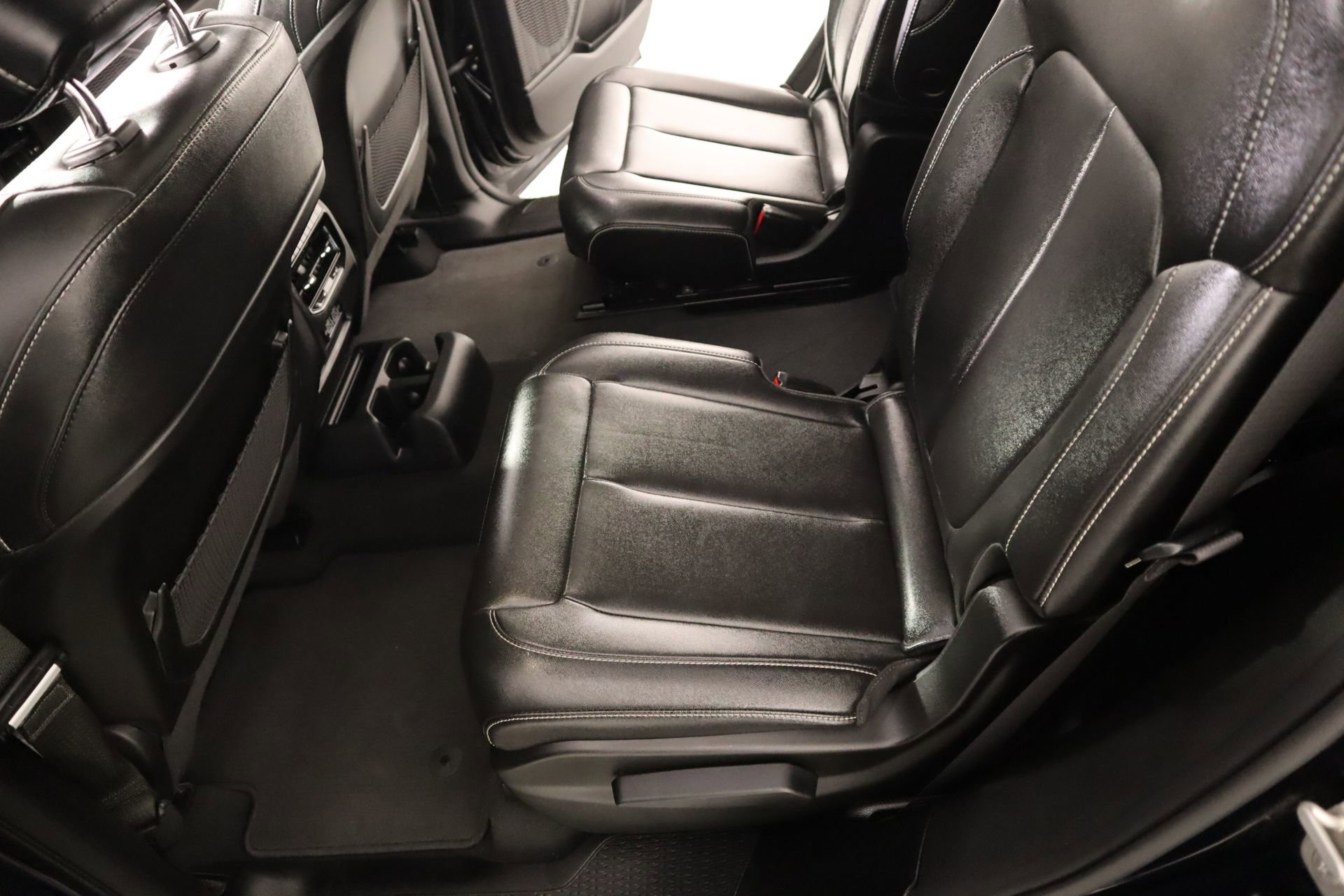 Used 2024 Jeep Grand Cherokee L Limited w/ Black Appearance Package image 13