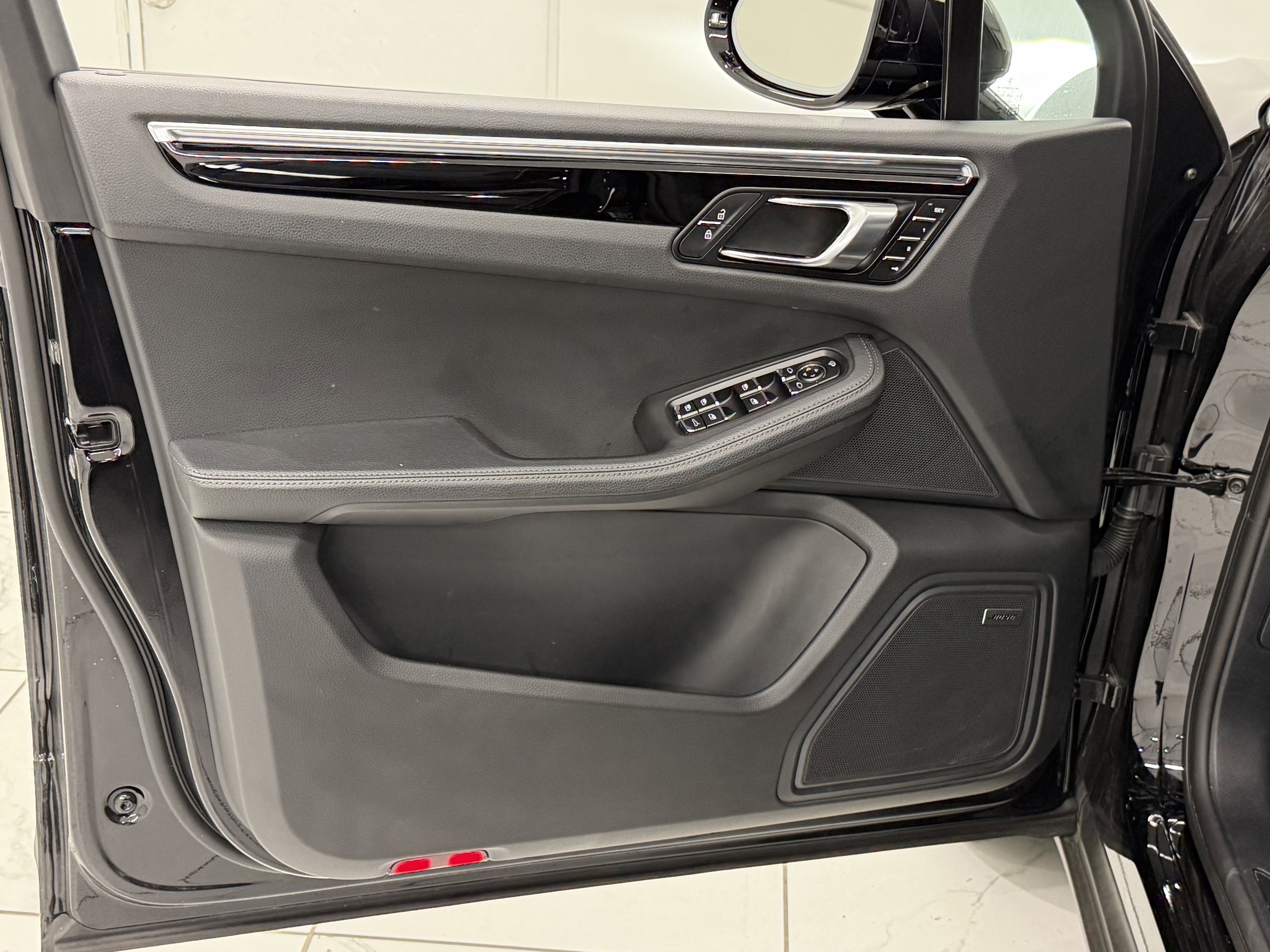 Certified 2025 Porsche Macan image 27