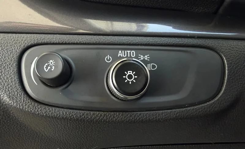 Used 2020 Buick Encore Preferred FWD image 38
