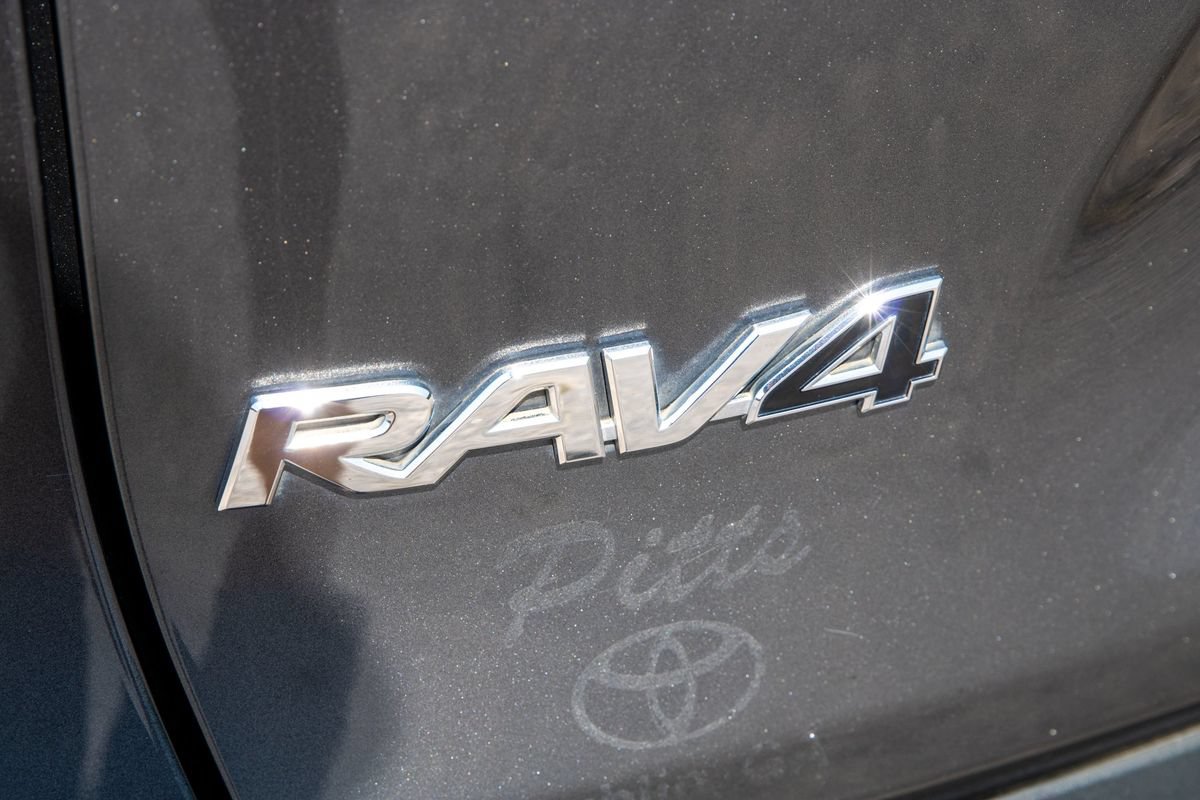 Used 2022 Toyota RAV4 LE FWD image 37