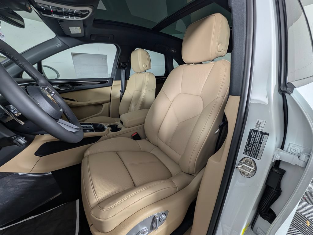 New 2026 Porsche Macan AWD/4WD image 5