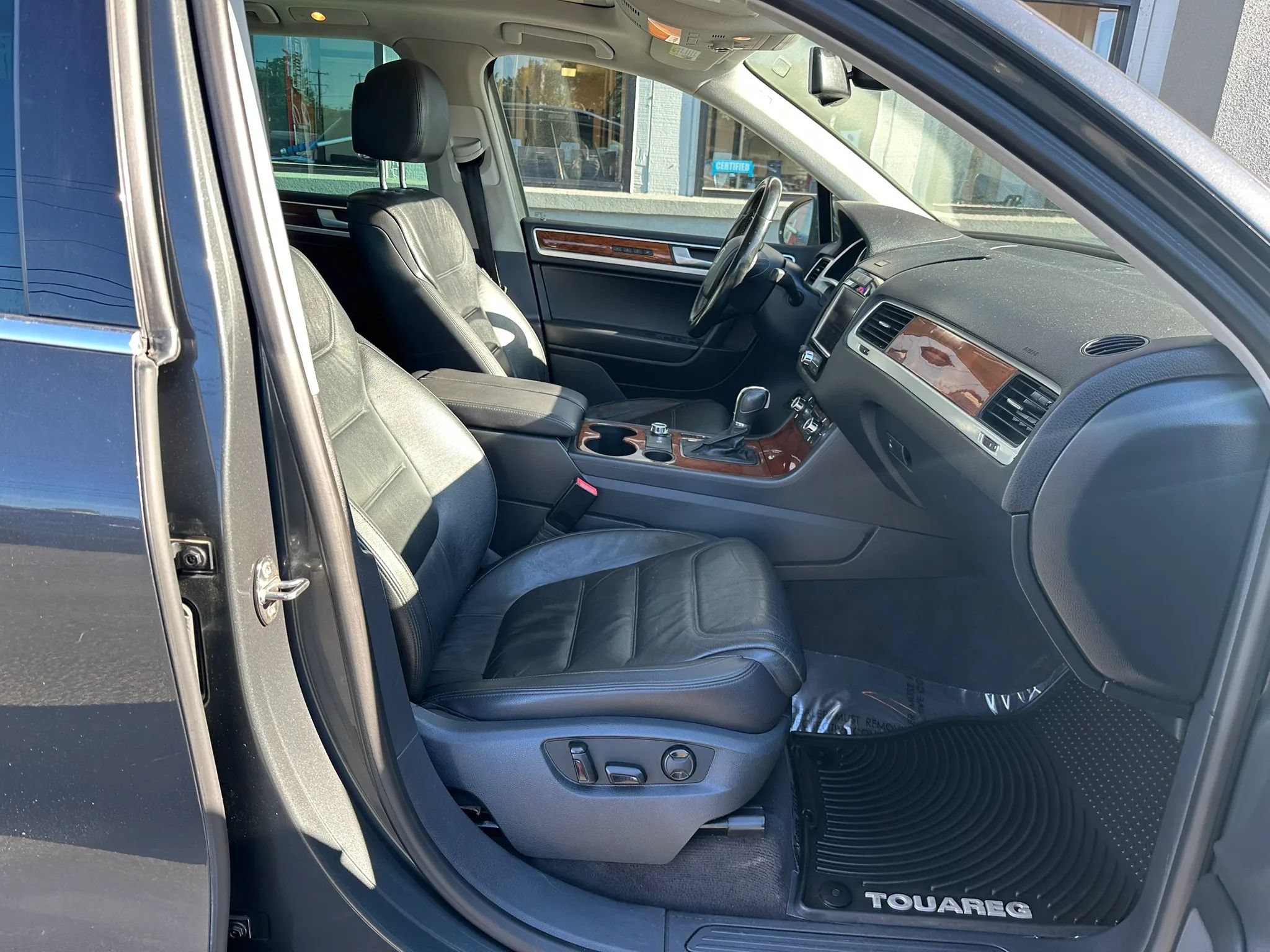 Used 2014 Volkswagen Touareg TDI AWD/4WD image 30
