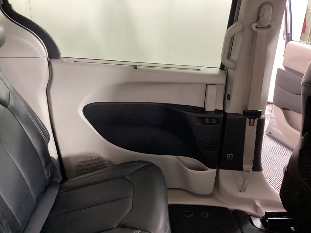 Used 2024 Chrysler Pacifica Touring-L image 15