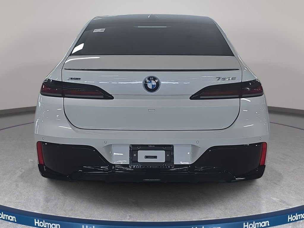 New 2026 BMW 750e xDrive w/ Premium Package image 5