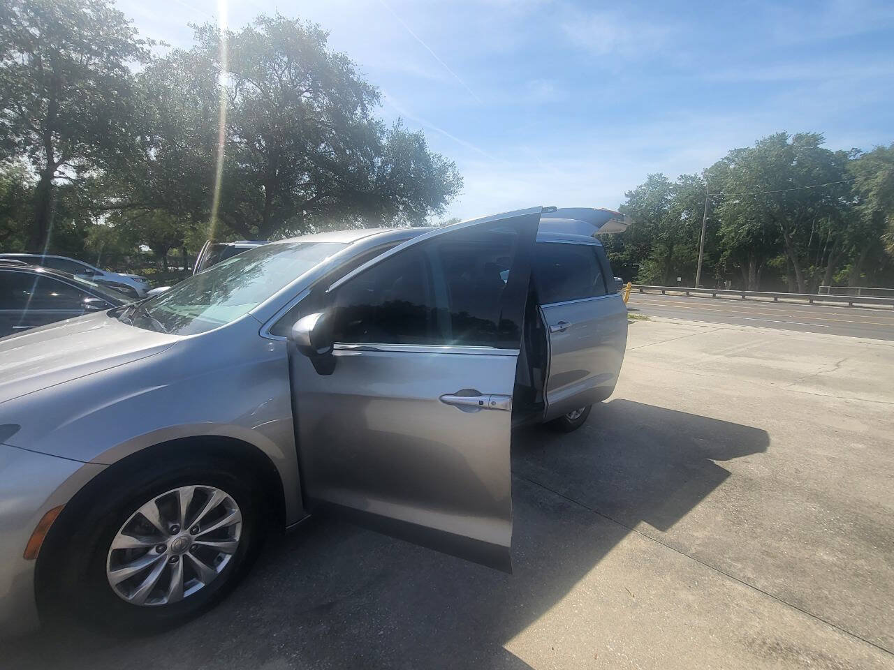 Used 2017 Chrysler Pacifica Touring w/ Tire & Wheel Group FWD image 86