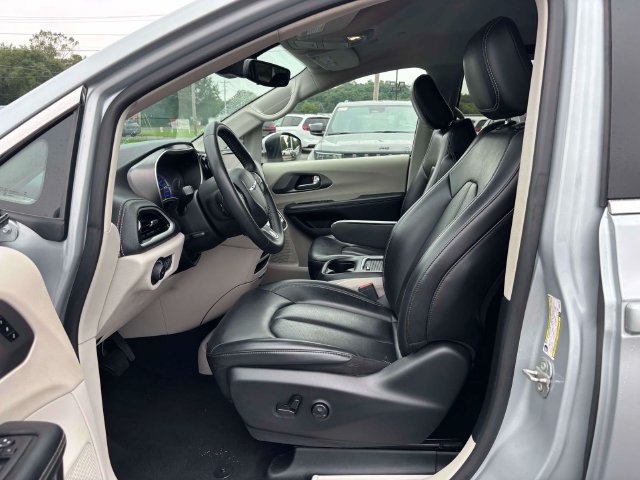 Used 2023 Chrysler Pacifica Touring-L FWD image 5