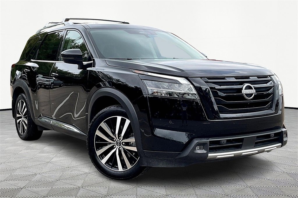 Used 2024 Nissan Pathfinder Platinum image 1