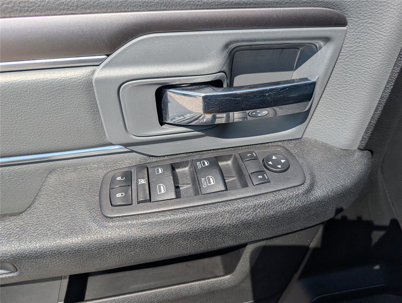 Used 2024 RAM 1500 Classic SLT AWD/4WD image 18