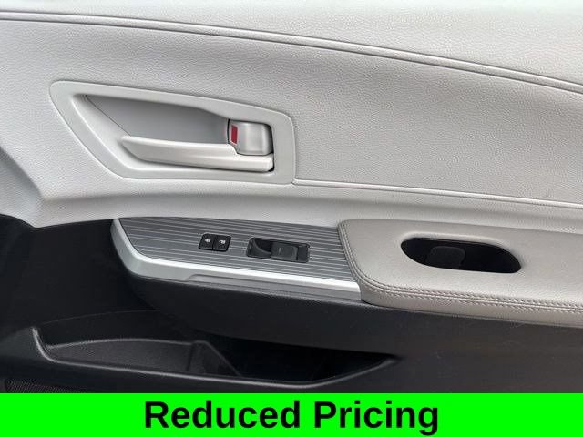Used 2025 Toyota Sienna LE FWD image 35