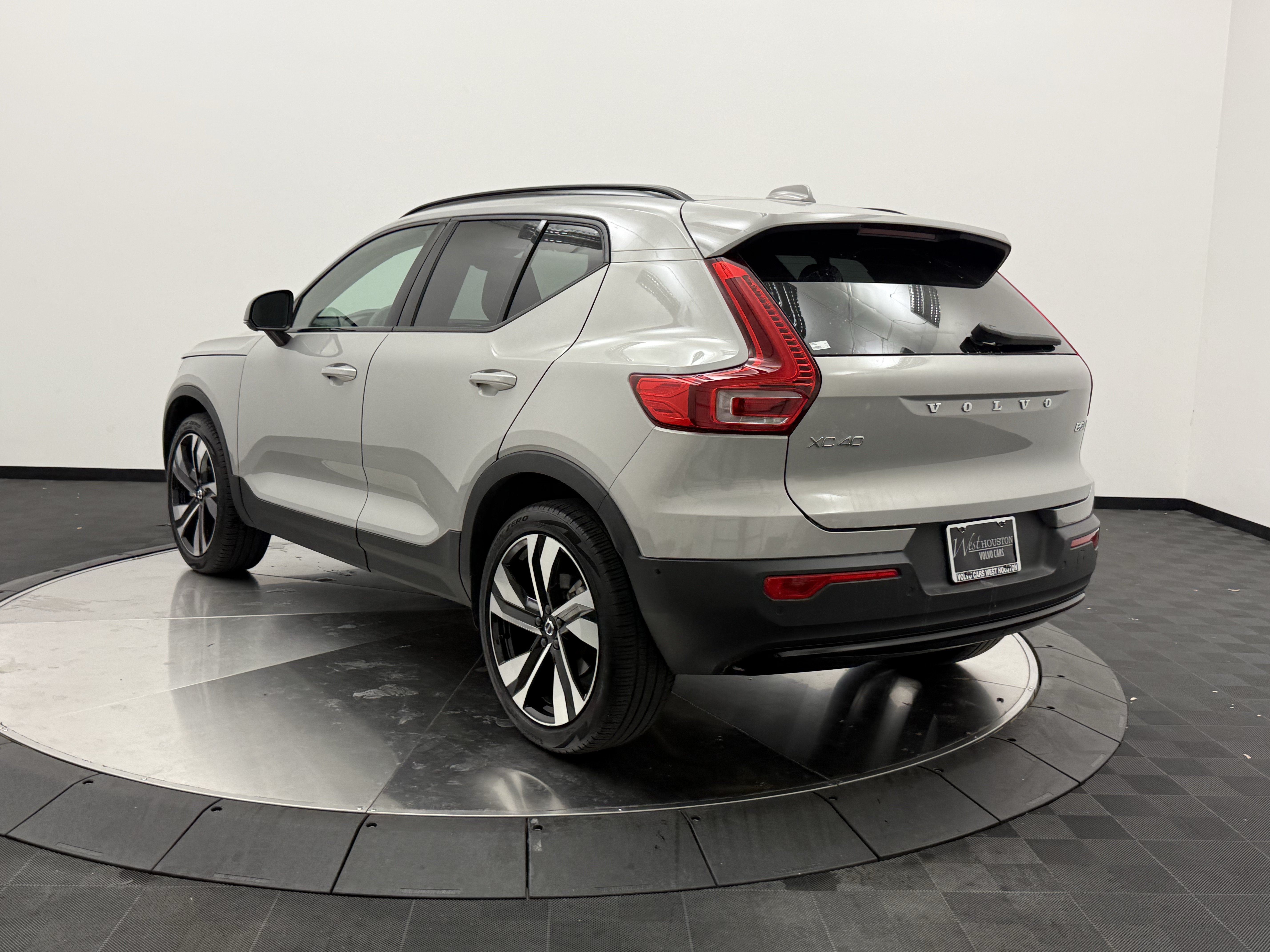 Certified 2025 Volvo XC40 B5 Ultra AWD/4WD image 6