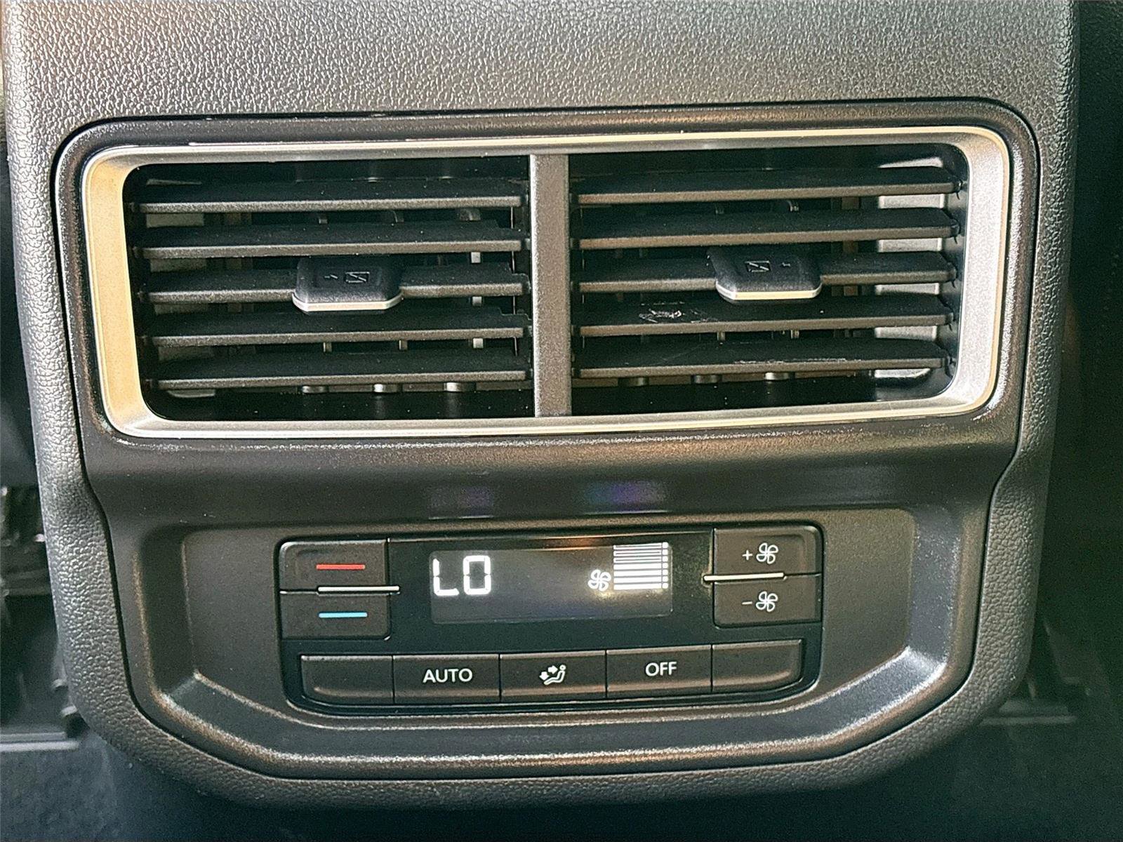 Used 2025 Volkswagen Atlas SE image 24