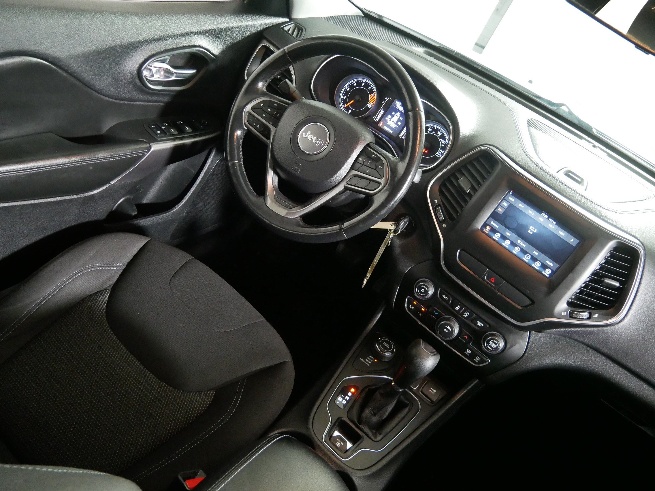 Used 2019 Jeep Cherokee Latitude w/ Cold Weather Group AWD/4WD image 9