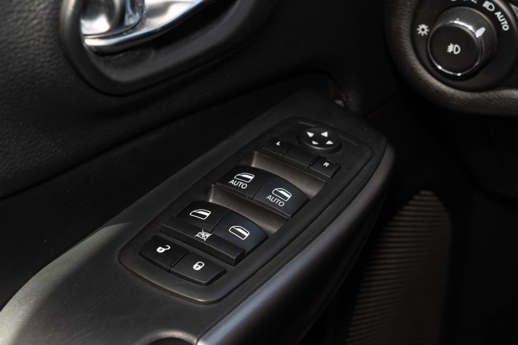 Used 2019 Jeep Cherokee Limited AWD/4WD image 26
