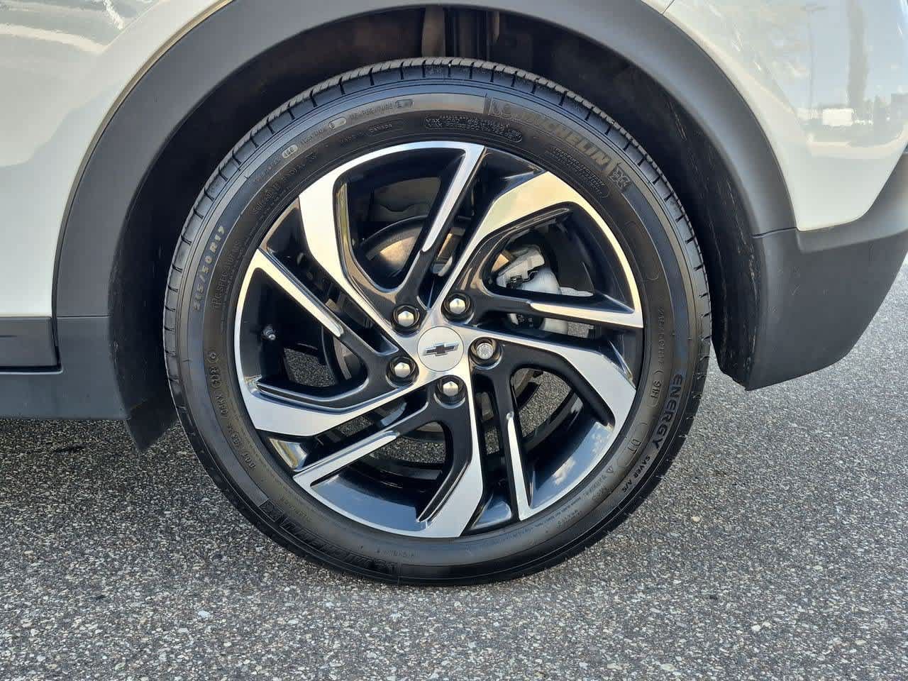 Used 2023 Chevrolet Bolt LT w/ Infotainment Package FWD image 13
