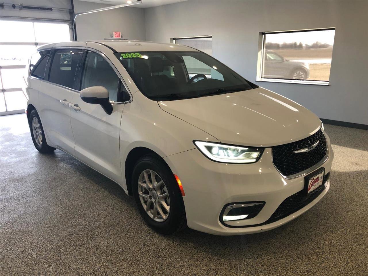 Used 2023 Chrysler Pacifica Touring-L FWD image 2