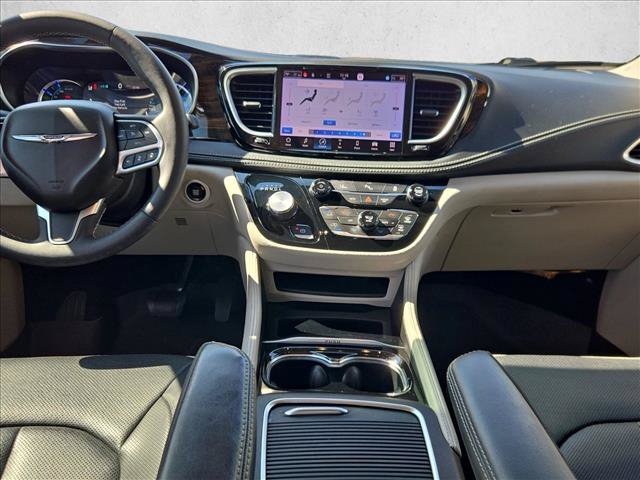 Used 2023 Chrysler Pacifica Limited FWD image 13