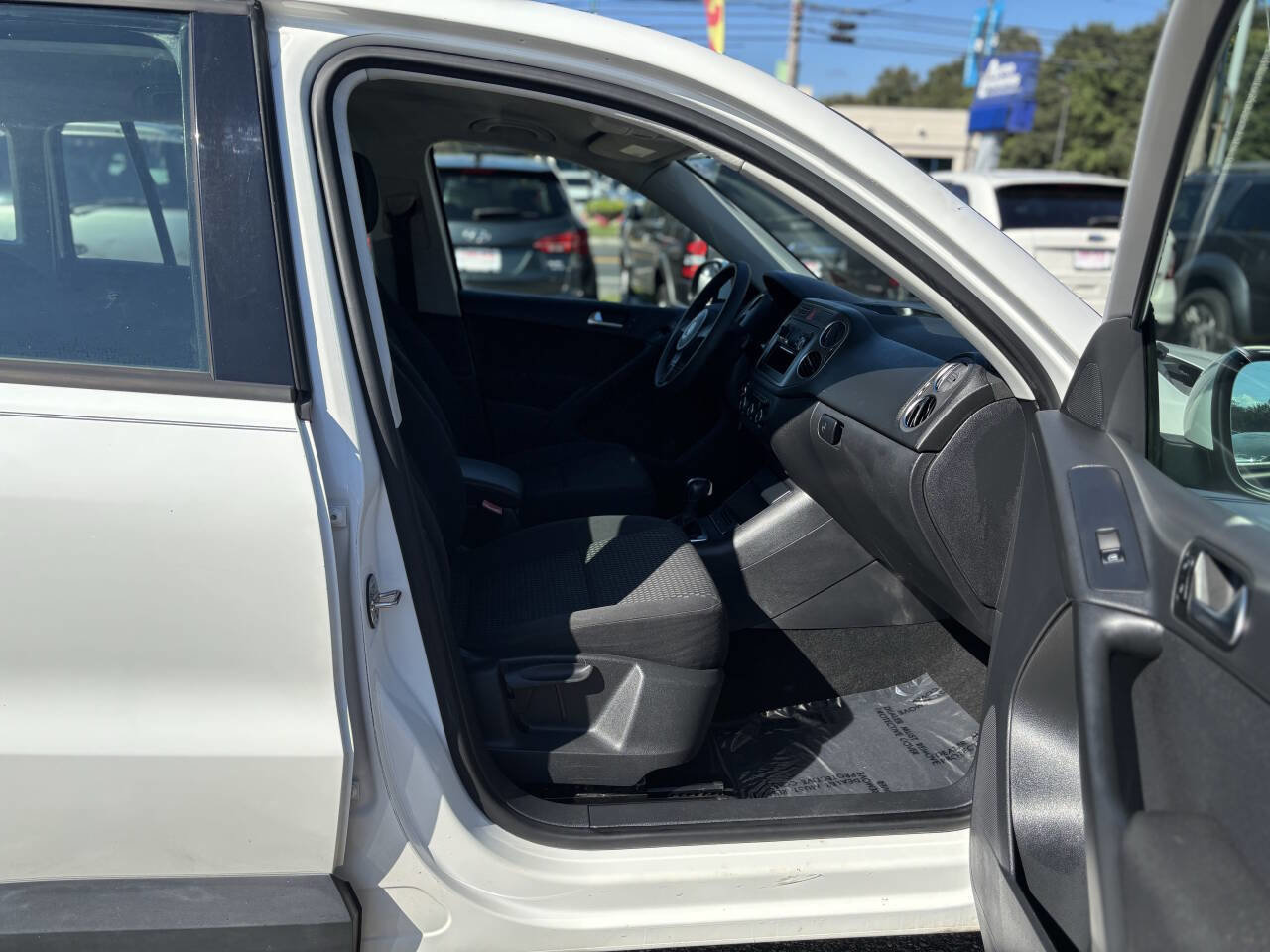 Used 2011 Volkswagen Tiguan S image 18