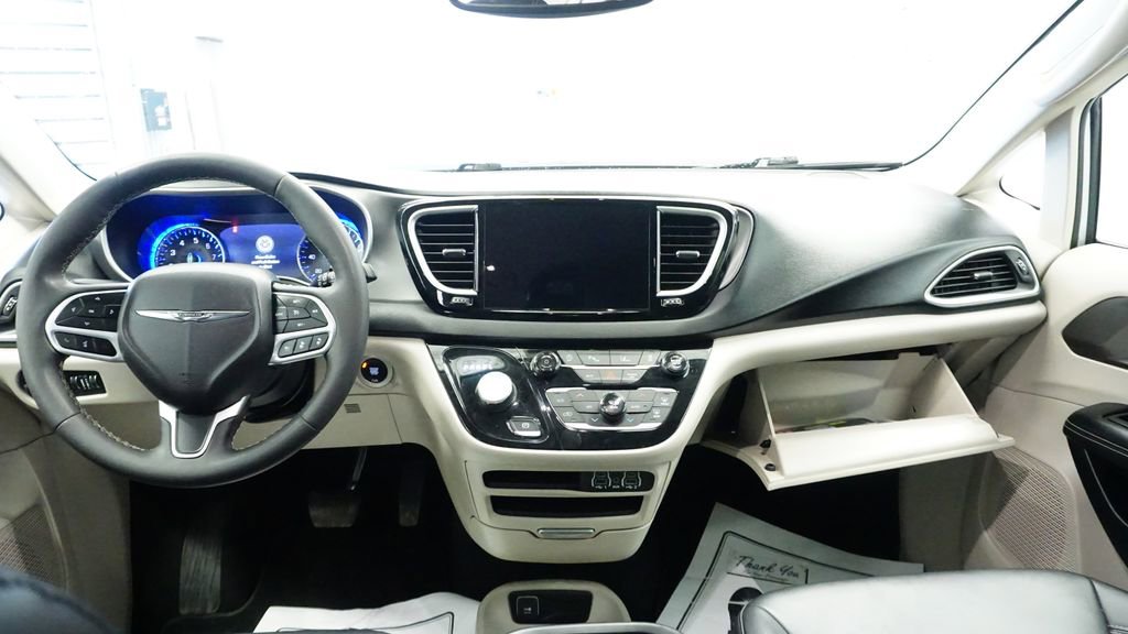 Certified 2024 Chrysler Pacifica Touring-L image 20
