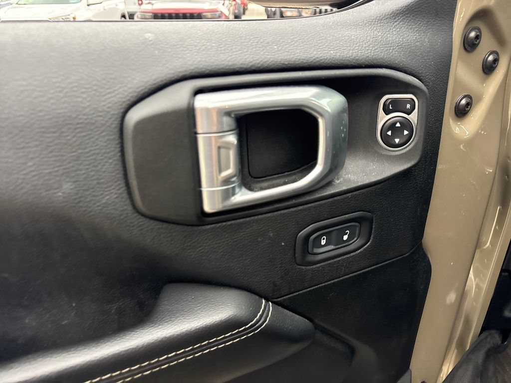 Used 2020 Jeep Gladiator Overland AWD/4WD image 17