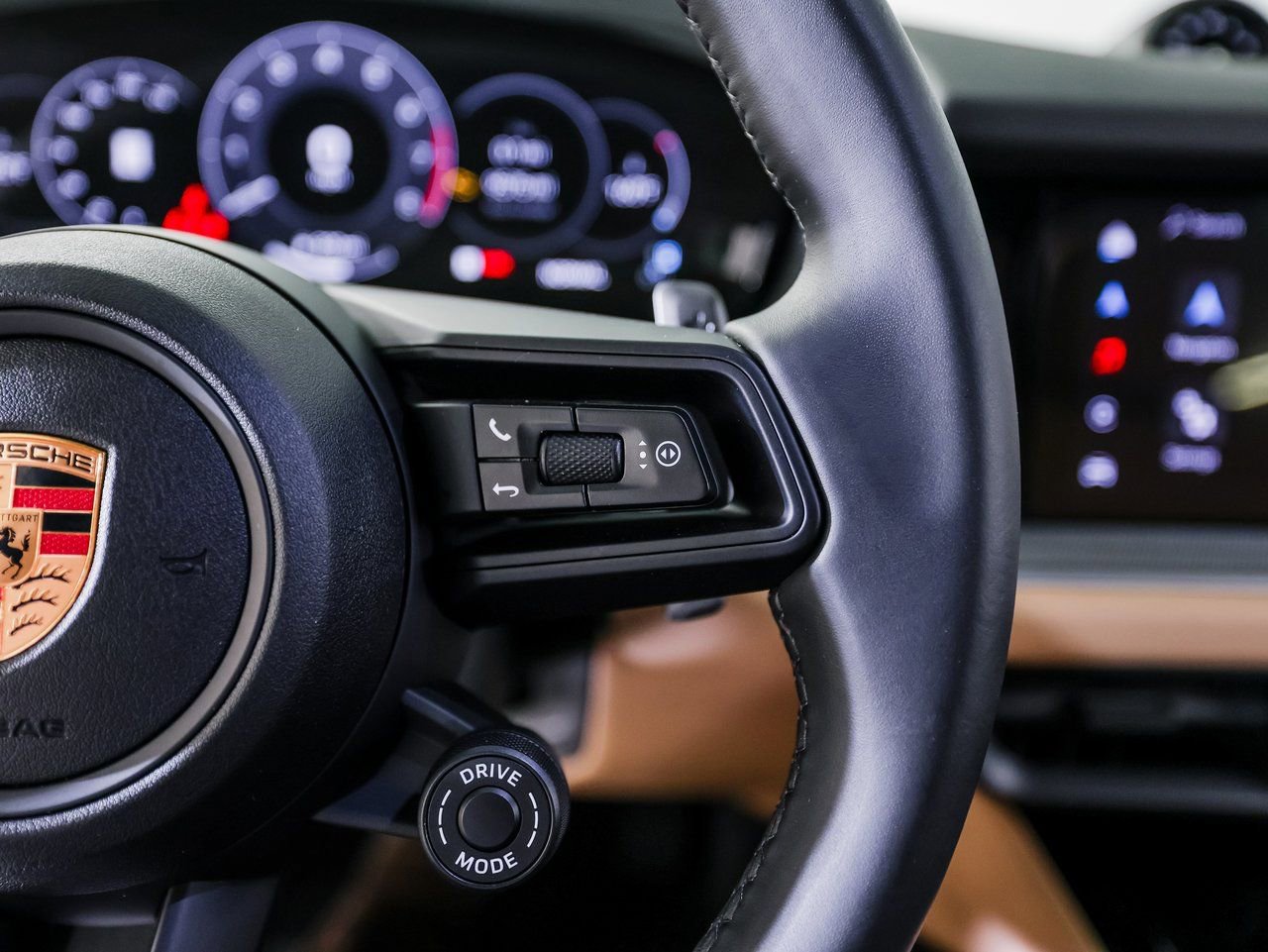 Certified 2025 Porsche Cayenne Coupe image 16