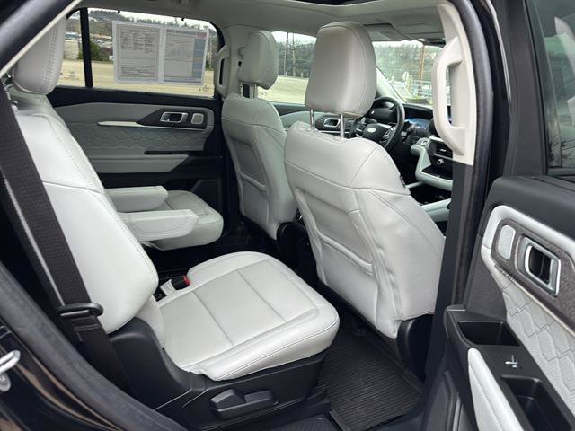 Used 2025 Ford Explorer Platinum w/ LUX Leather Package AWD/4WD image 19