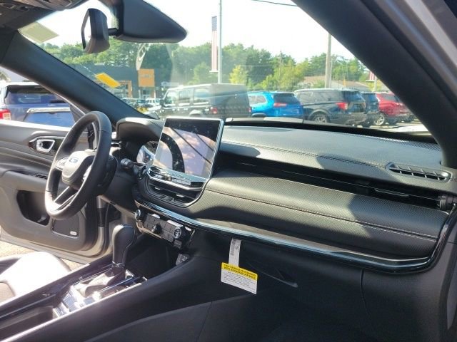 Used 2024 Jeep Compass Latitude w/ Sun and Sound Group AWD/4WD image 21
