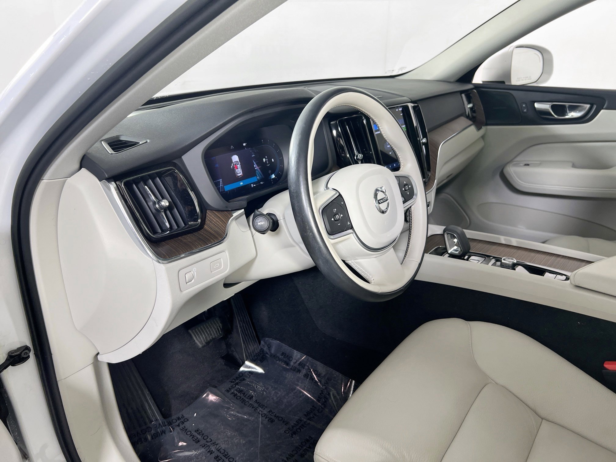 Used 2022 Volvo XC60 B5 Momentum w/ Advanced Package image 9