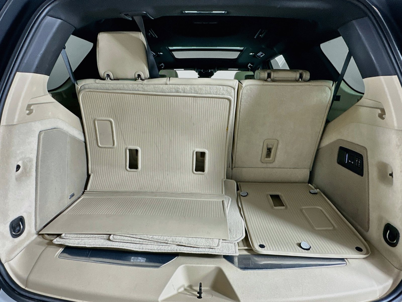 Used 2023 Cadillac Escalade Premium Luxury RWD image 39