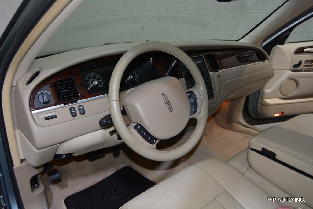 Used 2006 Lincoln Town Car Signature image 11