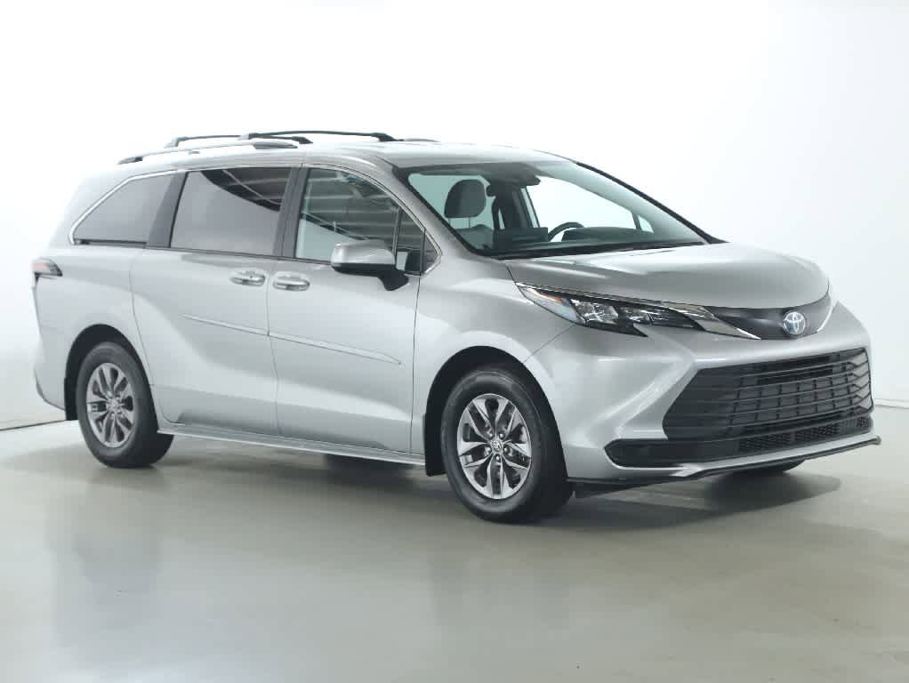 Used 2025 Toyota Sienna LE FWD image 9