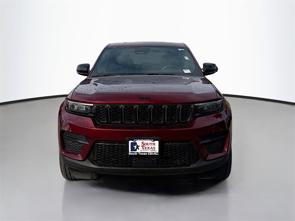 Used 2023 Jeep Grand Cherokee Altitude image 2
