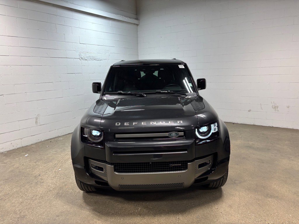 Used 2023 Land Rover Defender 130 X-Dynamic SE image 3
