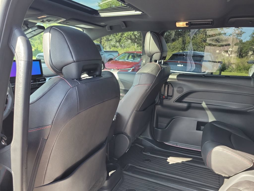 Used 2025 Toyota Sienna XSE FWD image 26