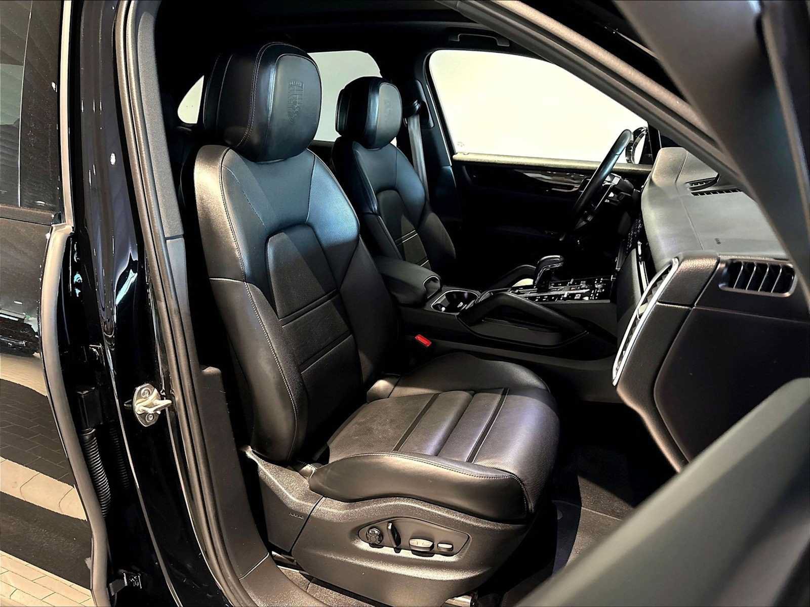 Used 2023 Porsche Cayenne Platinum Edition AWD/4WD image 22