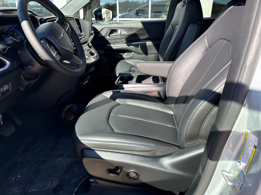 New 2026 Chrysler Pacifica Select image 10