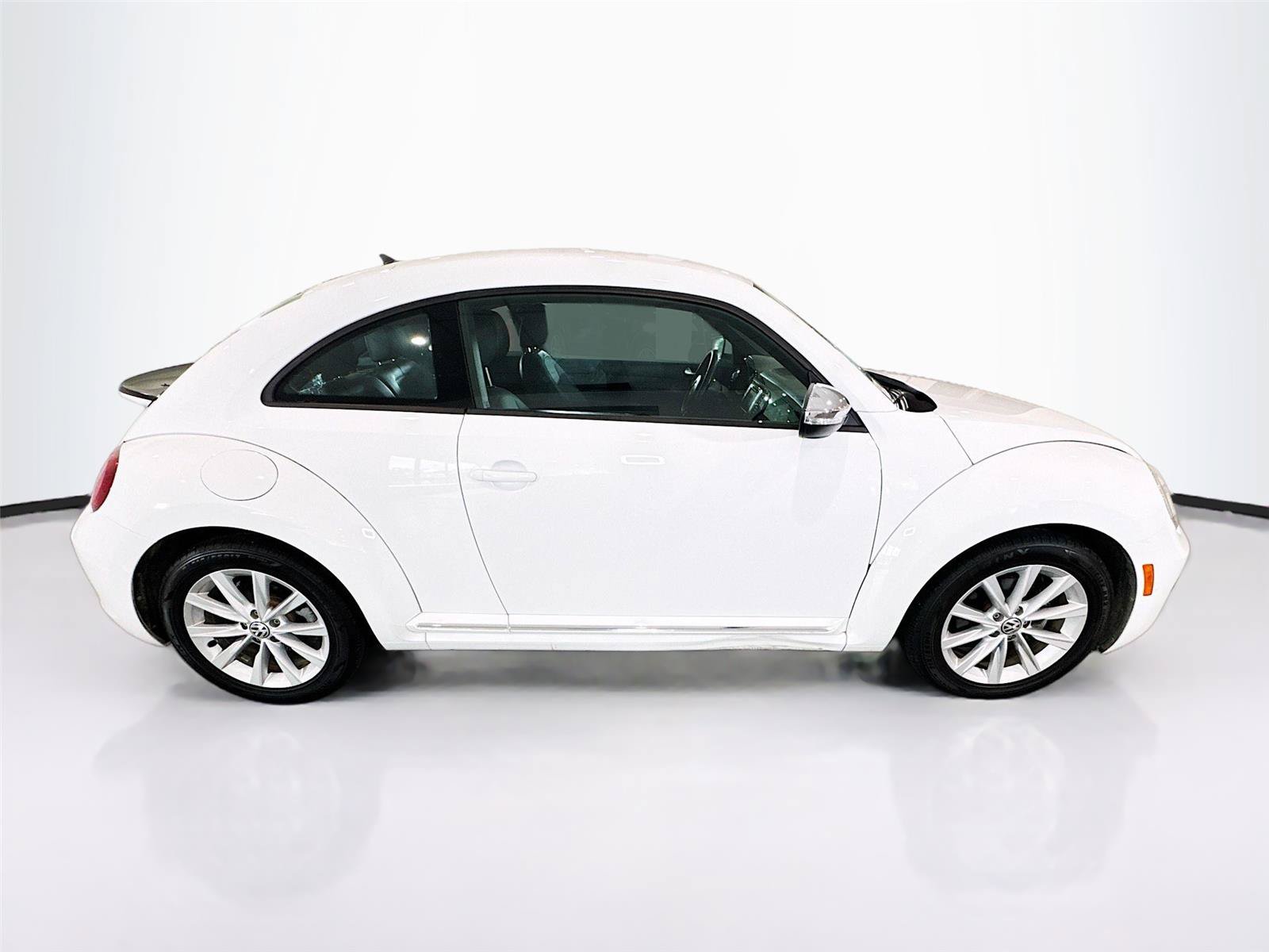 Used 2018 Volkswagen Beetle 2.0T FWD image 6