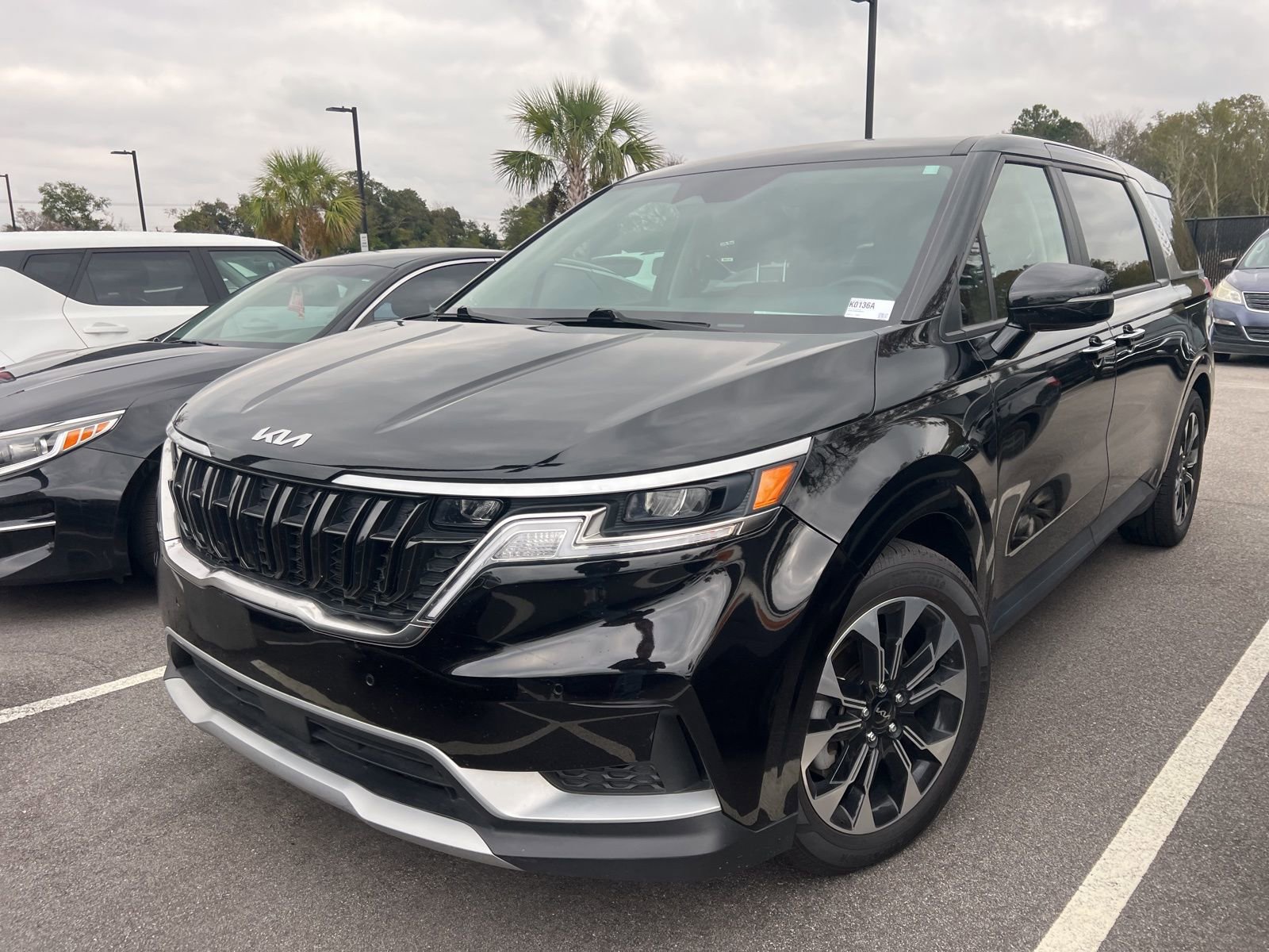 Used 2024 Kia Carnival EX image 3