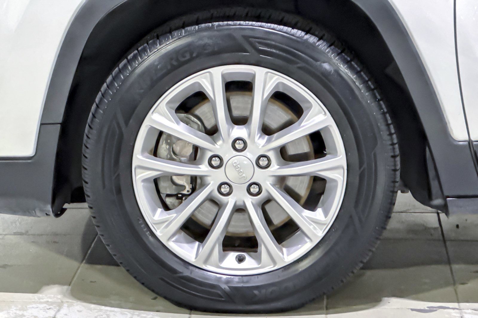 Used 2019 Jeep Cherokee Latitude w/ Popular Appearance Group image 11