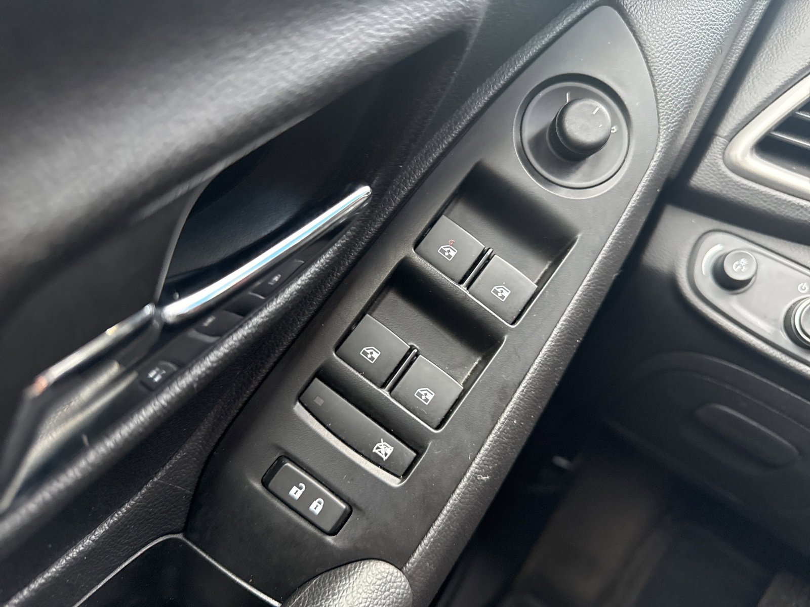 Used 2022 Chevrolet Trax LT w/ LT Convenience Package image 35