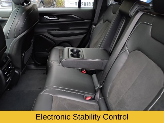 Used 2023 Jeep Grand Cherokee Laredo AWD/4WD image 20