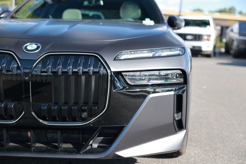 Used 2025 BMW i7 xDrive60 w/ Executive Package image 5