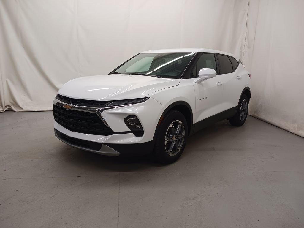 Used 2025 Chevrolet Blazer LT AWD/4WD image 2