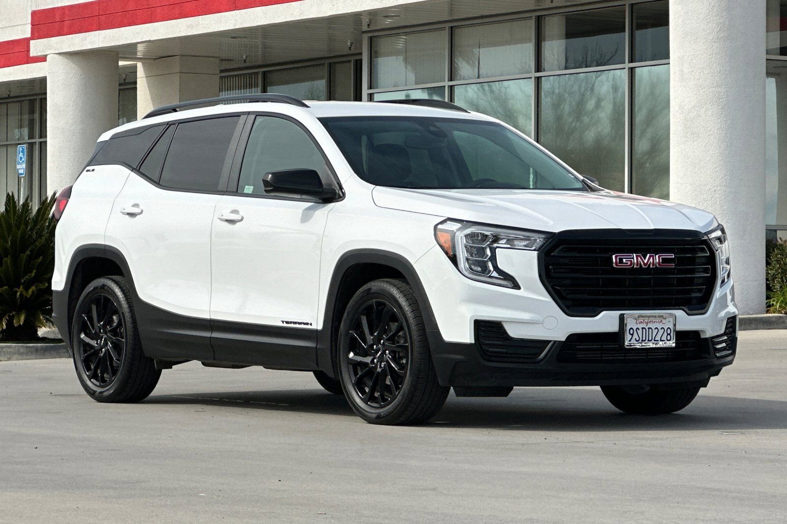 Used 2024 GMC Terrain SLE w/ Elevation Edition image 8