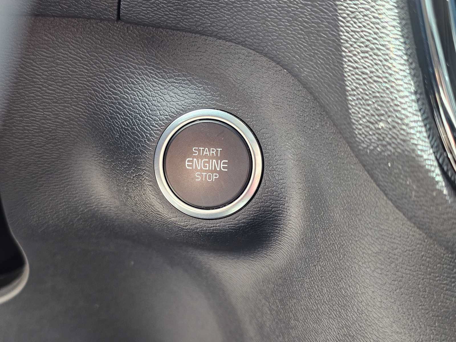 Certified 2023 Volvo XC40 B5 Plus w/ Protection Package Premier AWD/4WD image 33