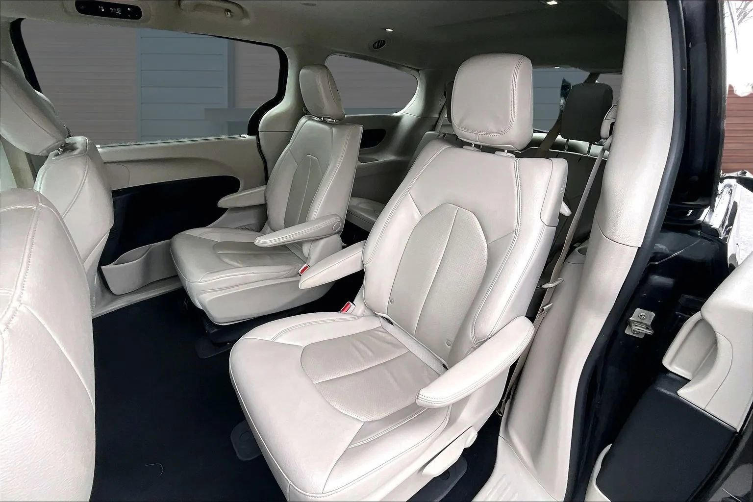 Used 2021 Chrysler Pacifica Touring-L image 25